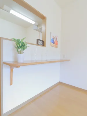 自炊した料理を置けたり　ちょっとしたカフェスペースにもなる　カウンターキッチン！