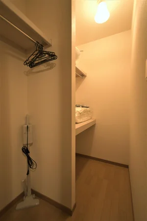 ウォークインクローゼットがついておりますので2名で入居されたい方でも荷物の置き場に困る心配がございません(^^♪大きなキャリーケースも楽々収納可能！