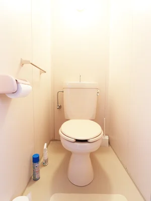 バストイレ別！トイレットペーパーやトイレブラシ等、他では置いてない備品も沢山ございますので短期～長期でお住まいの方にも「あったら助かるものが多い」と大変ご好評いただいております。