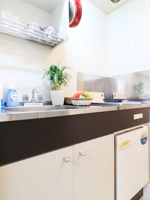 キッチンはIH1口で安心調理可能！！家電は、冷蔵庫・電子レンジ・電気ケトル・炊飯器など充実完備！　キッチン器具も充実しており　包丁やまな板・箸やフォーク・スプーン・フライパンなどを取り揃えております☆当然　お皿もありますよ！詳しくは設備や備品一覧をご覧ください！