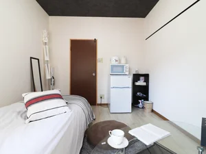 一人暮らしに必要な家具家電がそろった１Kのお部屋です！　リネン類も取り揃え豊富です♪
