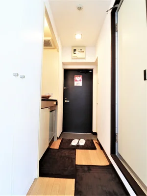 玄関にはシューズＢＯＸがございますので毎回片づけていただき、常に清潔な空間を保っていただくことが可能です♪また、靴ベラやスリッパもご用意しておりますので是非ご活用ください♪