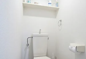 バストイレ別で、トイレットペーパーが3つまで付いてます！　トイレ洗剤とブラシ付きで　いつもきれいに快適に！