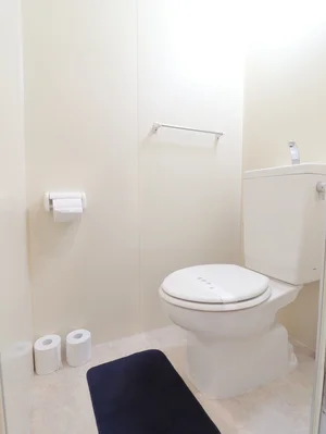 バストイレ別！トイレットペーパーやトイレブラシ等、他では置いてない備品も沢山ございますので短期～長期でお住まいの方にも「あったら助かるものが多い」と大変ご好評いただいております。