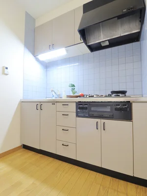 キッチンは調理器具や食器類などそろっているので自炊をするのにも便利です！