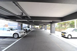 敷地内駐輪場　近場へのちょっとしたお出かけなどにも便利です。敷地内駐車場あり　車移動される方にも便利な立地となっております