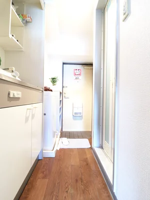 広々としていて余裕のある玄関スペース！　キッチンもゆったりお使いいただけて自炊がはかどります♪　