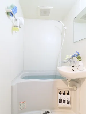 嬉しいバス・トイレ別設計で、シャンプー・コンディショナー・ボディーソープのアメニティグッズをご用意しております。また、新品のボディータオルや、浴室用洗剤とスポンジも準備しておりますので、いつでも清潔な状態を維持できます。普段家ではシャワーだけというお方にこそ、こういう時には湯船に浸かる時間を持ってほしいものです。(*’ω’*)
