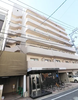 市内中心部へアクセス良好！広島市西区へも近いため、観光やビジネス利用に人気の物件が追加オープンです(^^)/セブンイレブンが徒歩1分にあってとても便利で、舟入本町駅徒歩9分で十日市町駅まで電車で8分、鷹野橋駅まで徒歩7分で紙屋町駅まで電車で10分という市街中心部にアクセスのよい立地なので、通勤にも困らないのが利点です。市内物件で駐車場もあるのがさらに高ポイントです。敷地内にゴミステーションもあり、オートロックと防犯カメラもついているので、セキュリティも万全です。
