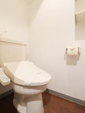 嬉しい風呂・トイレ別設計で、シャワートイレ機能付きの水洗トイレです。トイレットペーパーも3ロールご用意しておりますので、短期から長期の方まで安心してお過ごしいただけます。トイレブラシも備品として用意しておりますので、いつでも清潔に保つことが出来ます。(*’ω’*)