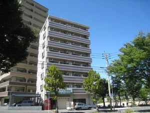 JR八幡駅より徒歩5分!周辺にはコンビニや飲食店もございますので非常に住みやすい立地となっております。