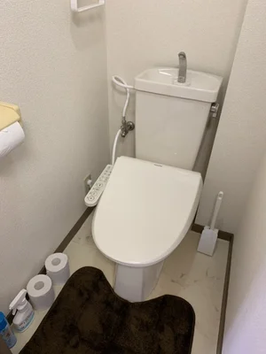 バストイレ別!ウォシュレット付き♪トイレットペーパーやトイレブラシ等、他では置いてない備品も沢山ございますので短期~長期でお住まいの方にも「あったら助かるものが多い」と大変ご好評いただいております。