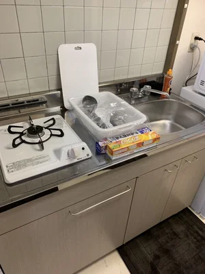 キッチンは炒めものに便利なガスコンロ(^^♪フライパンや鍋などの調理器具だけでなく、コップやお皿などもご用意しておりますので食材さえご用意いただければ、即日自炊可能です!