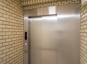 落ち着いた佇まいで住まい手を迎えるエントランス。セキュリティがしっかりしているからこそ、夜遅い帰宅時でも心からホッとできる安全な我が家です。エレベーター付き