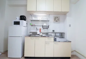 自炊派にも嬉しいコンパクトで使い勝手の良いキッチン。電子レンジや冷蔵庫などの基本家電を標準装備しているため、入居当日から自炊生活をスタートできます。