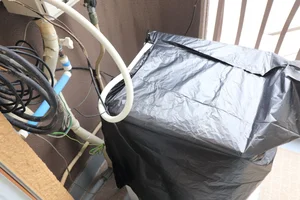 室外設置の全自動洗濯機を完備。コインランドリーに通う手間や費用を節約でき、中長期の滞在でも自宅同様の洗濯サイクルを維持できます。