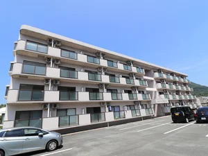 駐車場有！周辺にコンビニや飲食店など生活する際に助かるお店もございます。