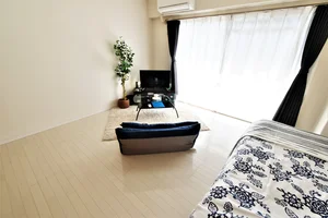 暖かい雰囲気が魅力的な1K！家具家電付きで入居されたその日から自宅のようにくつろいでいただける空間となっております