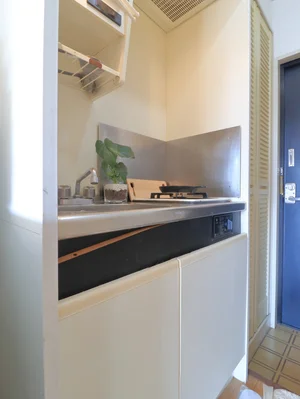 1口ガスコンロのシステムキッチンで、ちょっとした料理に最適で、普段料理されない方でも安心してご利用いただけます。包丁やフライパン、まな板、鍋等の調理器具はもちろん、茶碗や汁椀、丼ぶり椀などの食器類やお箸、スプーン、フォークもご用意しております。食器用洗剤やスポンジも標準装備でご案内いたしますので、是非ご利用くださいませ。(*’ω’*)