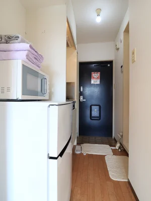 浴室となりに給湯器スイッチあります。シューズボックスを備えているので、女性の方や、長期利用、お二人でのご入居の際にもおすすめです。靴ベラや使い捨ての新品スリッパも備品としてご用意しておりますので、ご自由にお使いください。(*’ω’*)