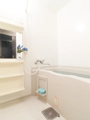 風呂トイレ別設計なので、気兼ねなくお使いいただけます。シャンプー・コンディショナー・ボディーソープを完備し、新品のボディータオルもご用意。勿論、洗剤とスポンジもあるので、掃除も可能です。風呂桶もご用意しておりますので、湯船に浸かっていただく際にも便利。普段家では浸からないけれど、という人こそ、こういう時には便利です。