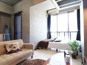 大きな窓があり、明るい印象！！広めの洋室でさらにロフトもついているので2名で入居にもオススメ！