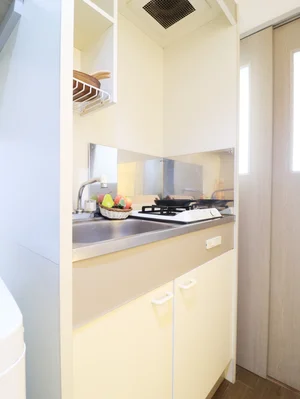 1口システムガスコンロが設置されているので、ちょっとした料理に便利です。食器用洗剤やスポンジ等も準備しておりますので、持ち込み必要がございません。朝の忙しい時に便利な電気ケトルもございますので、多くの利用者様より喜びのお声をいただいております。(*’ω’*)