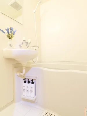 嬉しいバス・トイレ別設計で、シャンプー・コンディショナー・ボディーソープのアメニティグッズをご用意しております。また、新品のボディータオルや、浴室用洗剤とスポンジも準備しておりますので、いつでも清潔な状態を維持できます。普段家ではシャワーだけというお方にこそ、こういう時には湯船に浸かる時間を持ってほしいものです。(*’ω’*)