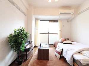 バスタオル・フェイスタオルを2組ご用意しておりますので、洗濯をし忘れた際にも安心です。スタンドミラーや卓上時計、スタンドハンガーなど、多くの備品を標準装備でご案内いたします。我が家のようにくつろげる生活を、着いたその日から始められるので、賃貸よりも手軽で簡単です。初めての一人暮らしをKマンスリーで始めてみるのはいかがでしょうか。(*’ω’*)