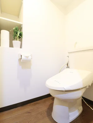嬉しい風呂・トイレ別設計で、シャワートイレ機能付きの水洗トイレです。トイレットペーパーも3ロールご用意しておりますので、短期から長期の方まで安心してお過ごしいただけます。トイレブラシも備品として用意しておりますので、いつでも清潔に保つことが出来ます。(*’ω’*)