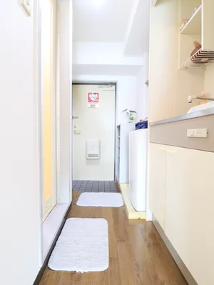 シューズボックスありの玄関なので、ビジネス用の靴、休日用の靴の2足に加えて、ちょっとした外出用のサンダルを置いてもなお余裕があります。洗濯機も室内に設置されているので、雨の日に洗濯機を使う場合にも便利です。靴ベラも備品として用意しておりますので、ご自由にお使いください。(*’ω’*)