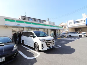 ファミリーマート 吉島町店まで徒歩６分