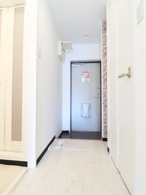 大型のシューズボックスを備えているので、女性の方や、長期利用、お二人でのご入居の際には特におすすめです。靴ベラや使い捨ての新品スリッパも備品としてご用意しておりますので、ご自由にお使いください。(^^♪