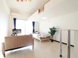 白と茶色を基調とした落ち着いた空間は、ご利用いただいたお客様からも満足度の高いお声を多くいただいております。広めの洋室なので、2名利用の場合でもゆったりと快適にご利用していただくことが出来る上、ロフトがついていることで、就寝の際のパーソナルスペースの確保もできております。(^^♪