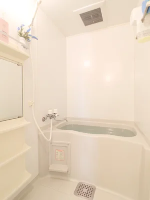 風呂トイレ別設計なので、気兼ねなくお使いいただけます。シャンプー・コンディショナー・ボディーソープを完備し、新品のボディータオルもご用意。勿論、洗剤とスポンジもあるので、掃除も可能です。風呂桶もご用意しておりますので、湯船に浸かっていただく際にも便利。普段家では浸からないけれど、という人こそ、こういう時には便利です。(^^♪