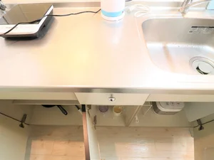 炊飯器やサランラップ等の備品に加えて、フライパンや鍋等の調理器具、茶碗、汁椀、丼ぶり椀やお箸、フォーク、スプーン等の食器類まで多数ご用意しておりますので、余分な荷物を持たずにご利用いただけます。もちろん、食器洗剤とスポンジもご用意しております。(^^♪