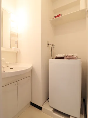 独立洗面台がある脱衣所なので、朝の身支度の際や、入浴の前後等、幅広いタイミングで重宝します。ドライヤーもご用意しておりますので、入浴後等にお使いください。(^^♪