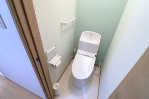 バストイレ別！トイレはなんとウォシュレット付き！トイレットペーパーやトイレブラシ等、他では置いてない備品も沢山ございますので短期～長期でお住まいの方にも「あったら助かるものが多い」という声をたくさんいただいております♪