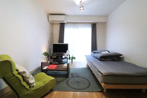 大きな窓があるので日当たり抜群！！家具家電だけでなく、ティッシュやリセッシュ等もご用意させていただいてますので、短期～長期でお住まいの方にもあったら助かるものが多いと、大変ご好評いただいております！！