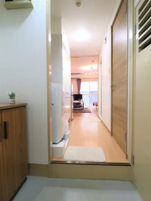 玄関にシューズボックスがございますので靴を収納することができ、靴の置き場に困ることはございません(^^♪