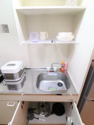 フライパンなどの調理器具だけでなく、皿やコップなど一通りご用意させていただいております♪炊飯器もありますので、毎日炊き立てのご飯を食べることもできます！