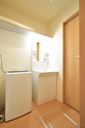 忙しい朝でも余裕をもって身だしなみが整えることができる独立洗面台！室内洗濯機なので天気が悪い日でも洗濯することができます。また、洗濯洗剤もご用意しておりますので、入居即日に洗濯可能です♪