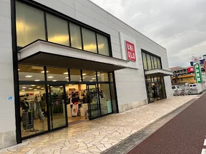 ユニクロ 福山明神店まで車で６分