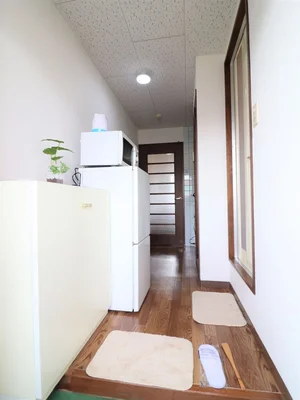 シューズボックス付き玄関です単身向けの少し大きめな冷蔵庫、使用頻度の高い電子レンジ、朝のちょっとした時間にお湯を沸かすことができる電気ケトル等、多くの家電を標準装備でご案内いたします。(‘・ω・`)