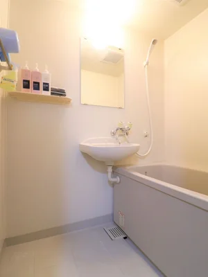 嬉しい風呂トイレ別設計で、シャンプー・コンディショナー・ボディーソープのアメニティの他にも、新品のボディータオル、風呂桶に加え、掃除ができるようにバスタブ用の洗剤にスポンジまでご用意しております。普段はシャワーで済ます方にこそ、こういう機会にはバスタブをご利用していただきたいものです。(‘・ω・`)