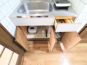 炊飯器、フライパン、鍋、まな板、包丁をはじめとした調理器具に加えて、ヘラやお玉、茶碗・汁椀・丼ぶり椀、コップ・グラス、お箸やスプーン・フォークまでもが標準装備でご案内。サランラップや食器用洗剤、スポンジといった備品までご用意しておりますので、身の回りの物だけで生活が始められます。(‘・ω・`)