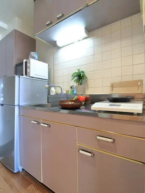 1口IHキッチンで、ちょっとした料理の際に便利です。食器用洗剤にスポンジなども用意しておりますので、ご自由にお使いください。電気ケトルも標準装備なので、お湯を沸かす際にも大変便利です。調理器具も多数準備しておりますので、料理をされる方にもご好評いただいております。( ^^)