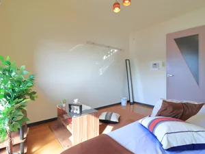 ローテーブル付きでお仕事や勉強にも! リネン類の取り揃えも豊富にございます。