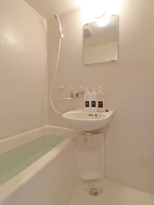 風呂トイレ別設計なので、気兼ねなくお使いいただけます。シャンプー・コンディショナー・ボディーソープを完備し、新品のボディータオルもご用意。勿論、洗剤とスポンジもあるので、掃除も可能です。風呂桶もご用意しておりますので、湯船に浸かっていただく際にも便利。普段家では浸からないけれど、という人こそ、こういう時には便利です。( ^^)