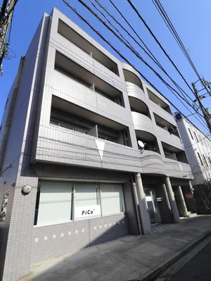 コンビニが徒歩5分にあるので、何かと便利。敷地内ゴミステーションなのでゴミ捨ても簡単。中広通り近くで駐車場完備なので、通勤に便利。オートロック付きのセキュリティに加え、監視カメラも配置されているので、万一の時にも安心です。( ^^)